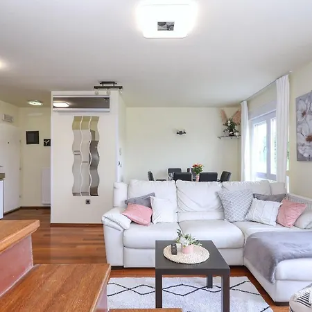 Elena Apartment *